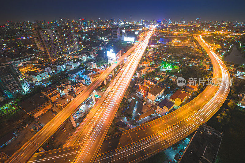 全景城市景观商业区(silom, Sathorn，曼谷，曼谷，泰国)从高空看高楼在黄昏